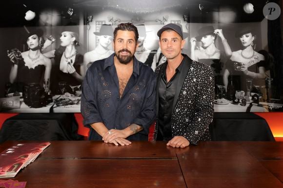 Artus, Philippe Shangti, lors de la présentation de l'œuvre "No Judgement here" de Philippe Shangti avec l'équipe du film "Un p'tit truc en plus" au studio Harcourt à Paris le 4 juin 2025. © Jack Tribeca / Bestimage