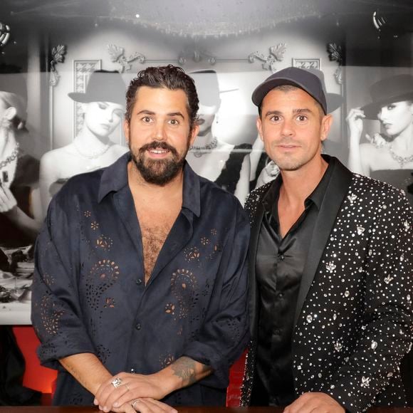 Artus, Philippe Shangti, lors de la présentation de l'œuvre "No Judgement here" de Philippe Shangti avec l'équipe du film "Un p'tit truc en plus" au studio Harcourt à Paris le 4 juin 2025. © Jack Tribeca / Bestimage