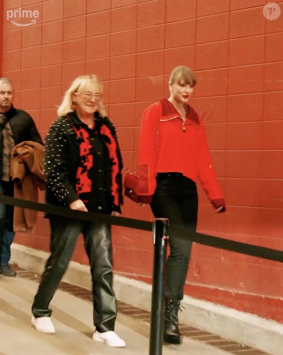 Taylor Swift fait un clin d'œil aux photographes alors qu'elle arrive pour assister au match de NFL de son petit ami Travis Kelce. Backgrid USA / Bestimage
