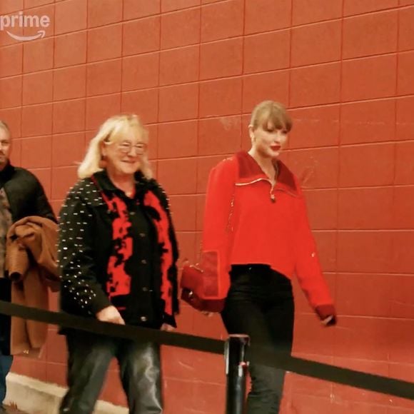 Taylor Swift fait un clin d'œil aux photographes alors qu'elle arrive pour assister au match de NFL de son petit ami Travis Kelce. Backgrid USA / Bestimage