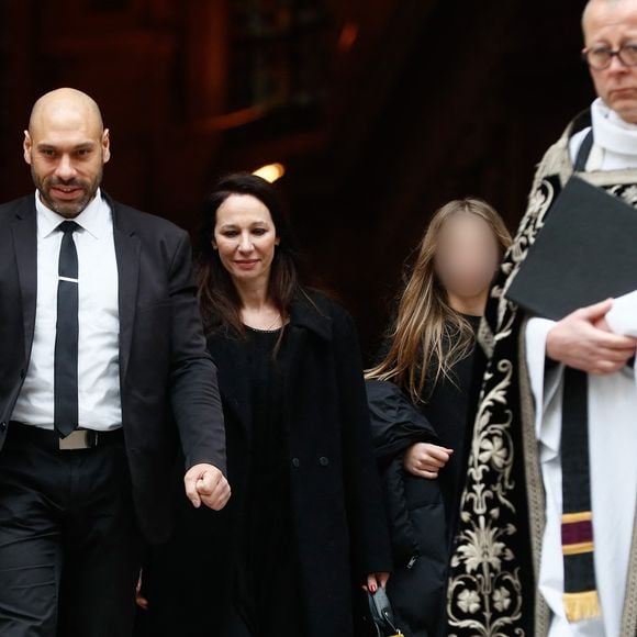 Isabelle Le Nouvel (veuve du défunt), et Emma (fille du défunt) - Sorties des obsèques de Niels Arestrup à l'Église Saint-Roch à Paris. Le 10 décembre 2024
© Christophe Clovis / Bestimage