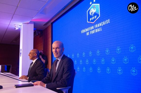 L'ancien international français de football Zinédine Zidane (à droite) s'exprime aux côtés du président de la Fédération française de football, Philippe Diallo (à gauche), lors d'une conférence de presse visant à le présenter comme le nouveau sélectionneur de l'équipe de France, au siège de la Fédération française de football (FFF) à Paris, le 28 juillet 2026. © Baptiste Autissier/PsnewZ/Bestimage