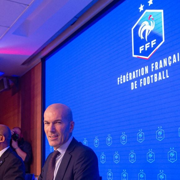 L'ancien international français de football Zinédine Zidane (à droite) s'exprime aux côtés du président de la Fédération française de football, Philippe Diallo (à gauche), lors d'une conférence de presse visant à le présenter comme le nouveau sélectionneur de l'équipe de France, au siège de la Fédération française de football (FFF) à Paris, le 28 juillet 2026. © Baptiste Autissier/PsnewZ/Bestimage