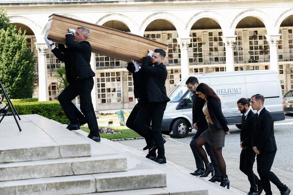 Des proches de confiance ont déjà pris le relais pour les entourer de bienveillance.

Arrivée du cerceuil - Obsèques d'Isabelle Mergault à la Coupole du Père-Lachaise à Paris le 30 mars 2026. © Cyril Moreau - Dominique Jacovides / Bestimage