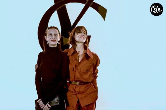 La jeune femme de 23 ans était revenue à Paris suite à une rupture

Alice Attal et Charlotte Gainsbourg assistent au défilé Saint Laurent Femme Automne-Hiver 2024-2025 dans le cadre de la Fashion Week de Paris, le 27 février 2024 à Paris, en France. Photo de Franck Castel/ABACAPRESS.COM