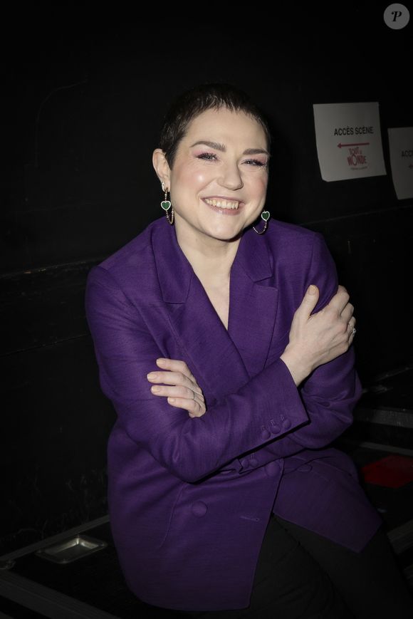 Mais elle le fait avec le sourire et autodérision

Exclusif - Emilie Dequenne - Studio - Soirée de gala "Tous les talents chantent contre le cancer" pour l'association "Tout le monde contre le cancer" à l'Olympia à Paris. Le 20 juin 2024
© Jack Tribeca / Bestimage