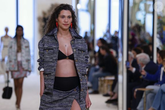 Kaya Wilkins, le mannequin enceinte qui a défilé pour Chanel (Okay Kaya son nom de scène) lors de la "Collection Croisière 2026-2027 (Chanel Cruise)" au Casino municipal de Biarritz, le 28 avril 2026.

© Olivier Borde / Betimage