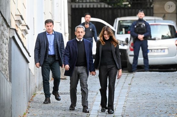 Nicolas Sarkozy, accompagné de sa femme Carla Bruni, sort de son domicile pour être incarcéré à la prison de La Santé à Paris, France, le 21 octobre 2025., où il purgera une peine de cinq ans de prison après avoir été reconnu coupable d'association de malfaiteurs en lien avec un projet de financement de la campagne électorale de 2007 de l'ancien dictateur libyen Mouammar Kadhafi. Nicolas Sarkozy, qui a connu de nombreux ennuis judiciaires depuis sa défaite à la réélection en 2012, sera incarcéré le 21 octobre 2025 pour un projet visant à obtenir des fonds libyens pour sa campagne présidentielle victorieuse de 2007, devenant ainsi le premier ancien dirigeant d'un pays de l'Union européenne à purger une peine de prison. L'ancien dirigeant d'extrême droite français a fait appel du verdict et dénoncé une "injustice". © Bestimage