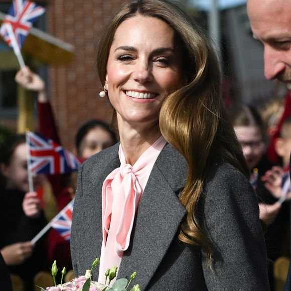 Le prince William, prince de Galles, et Kate Middleton, princesse de Galles, visitent l'école maternelle et primaire de Farnborough Road, pour montrer leur soutien continu à la communauté de Southport après l'attaque  au cours de laquelle trois filles, Alice da Silva Aguiar, Bebe King et Elsie Dot Stancombe, ont été tragiquement tuées lors d'un cours de danse à Southport, Merseyside, Royaume-Uni. © Julien Burton / Bestimage