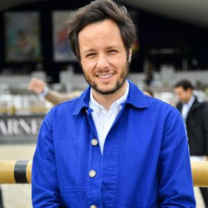 "Pour certains, collaborer au quotidien avec son conjoint peut s'avérer compliqué. Pour nous, c'est d'un tel naturel... La musique est ce qui nous fait respirer tous les jours, on la partage très simplement, sans se torturer l'esprit."

Le chanteur Vianney à la reconnaissance du prix Barnes lors de la 10ème édition du "Longines Paris Eiffel Jumping" à la Plaine de Jeux de Bagatelle à Paris, France, le 22 juin 2024. © Perusseau-Veeren/Bestimage