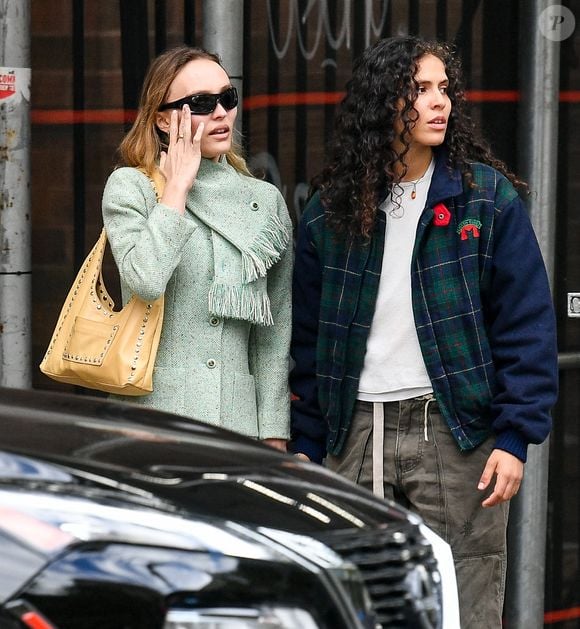 Exclusif - Lily-Rose Depp et sa compagne 070 Shake (Danielle Balbuena) se baladent main dans la main à New York. The ImageDirect / Bestimage