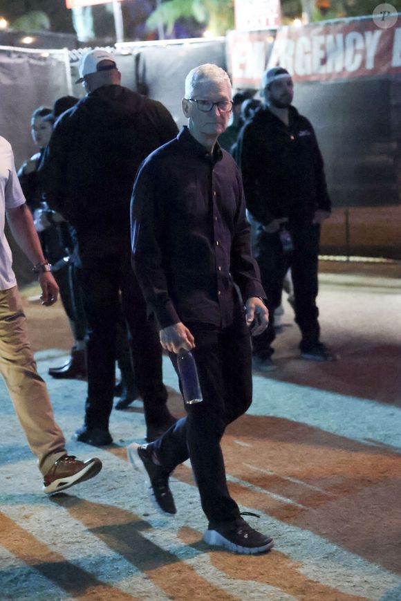 Celui qui avait succédé à Steve Jobs en 2011, laissera sa place à John Ternus, actuellement vice-président senior de l’ingénierie matérielle de la marque. 


Indio, CA Tim Cook, PDG d'Apple, assiste au spectacle de Justin Bieber le deuxième jour du premier week-end du 2026 Coachella Valley Music and Arts Festival à Indio, en Californie.

Photo : Backgrid USA / Bestimage