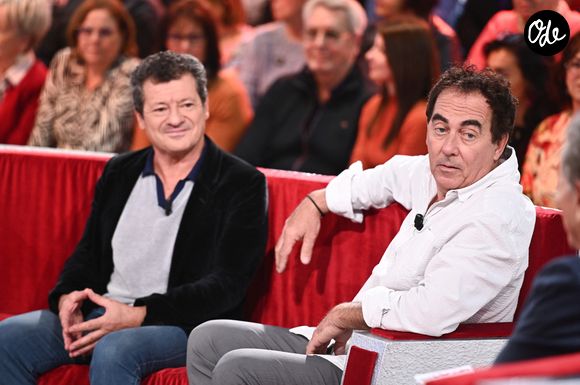 Auprès de "La Dépêche", Éric Carrière a expliqué qu'il refusait de devenir une "vedette locale" et souhaitait conquérir la capitale.

Les chevaliers du fiel, Francis Ginbre et Eric Carriere - Enregistrement de l'émission "Vivement dimanche" au studio Rive gauche, le 18 mars 2025, présentée par M.Drucker, et diffusée le 23 mars 2025 sur France 3. 

© Guillaume Gaffiot / Bestimage