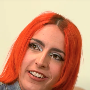 Stéphane a eu une fille, prénommée Lou...

Lou Sirkis dans Taratata