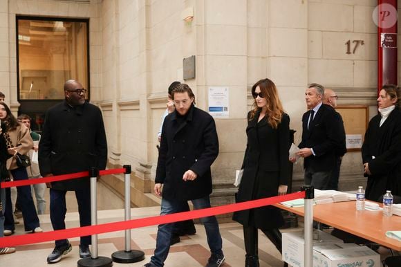 Carla Bruni-Sarkozy, Jean et Pierre Sarkozy et François Sarkozy quittent la Cour d'appel de Paris après que le parquet a demandé la libération sous contrôle judiciaire de Nicolas Sarkozy, qui est en prison depuis 20 jours suite à sa condamnation dans l'affaire du financement libyen de sa campagne présidentielle de 2007, Paris le 10 novembre 2025. © Jack Tribeca/Bestimage