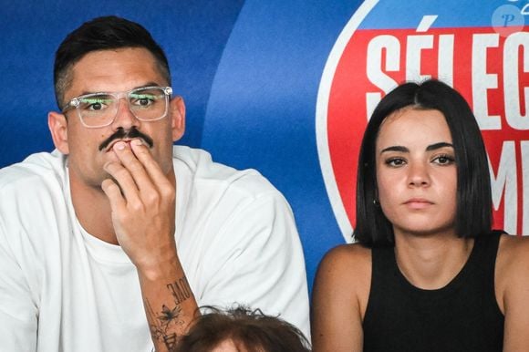 Florent Manaudou et sa nouvelle compagne Lola Dumenil dans les tribunes lors des Championnats de France de natation à Chartres le 18 Juin 2024. © Matthieu Mirville/Bestimage
