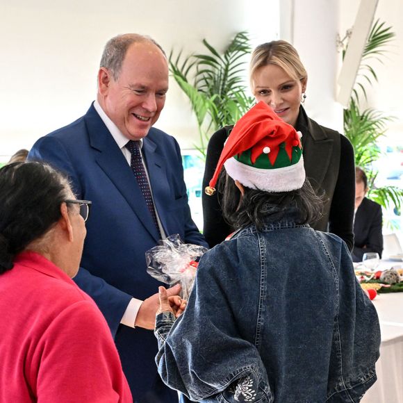 Le prince Albert II de Monaco, sa femme la princesse Charlene et Camille Gottlieb ont remis les traditionnels colis de Noël aux aînés monégasques dans la meeting room du Yacht Club de Monaco dans le cadre de festivités de fin d'année de la Principauté de Monaco, le 12 décembre 2024. © Bruno Bebert/Pool Monaco/Bestimage