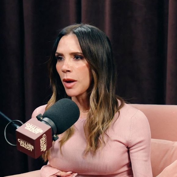 Les désabonnements sur Instagram ont rendu la fracture publique et symbolique.

Victoria Beckham dans l'émission Call Her Daddy.  @ Backgrid UK/ Bestimage