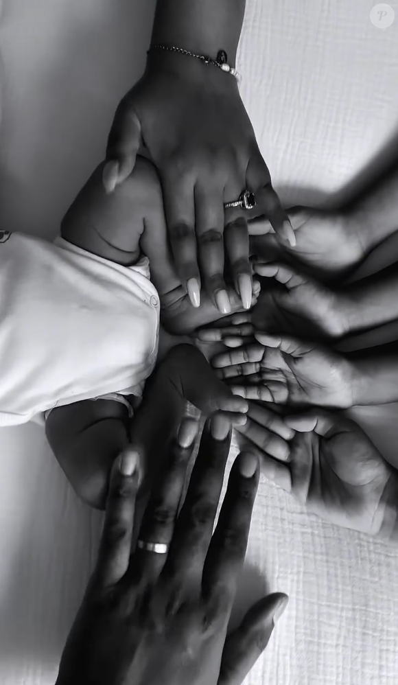 Hanaa Elah a posté une adorable vidéo en noir et blanc où l'on peut voir les mains des membres de sa famille auprès des pieds du nouveau-né, un garçon dont le prénom commence par un "S".

Hanaa Elah de "Familles nombreuses" annonce la naissance de son 5e enfant ce 5/10/2025 - Instagram