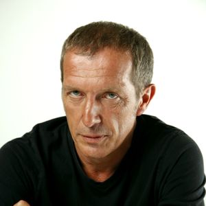 La maladie l’a contraint à un silence total pendant plusieurs mois et à adapter profondément son quotidien.

Miossec 2011 - Portrait d'archive. © JLPPA / Bestimage