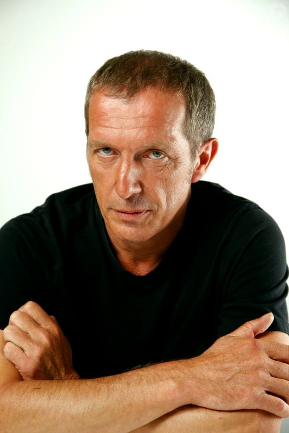 La maladie l’a contraint à un silence total pendant plusieurs mois et à adapter profondément son quotidien.

Miossec 2011 - Portrait d'archive. © JLPPA / Bestimage