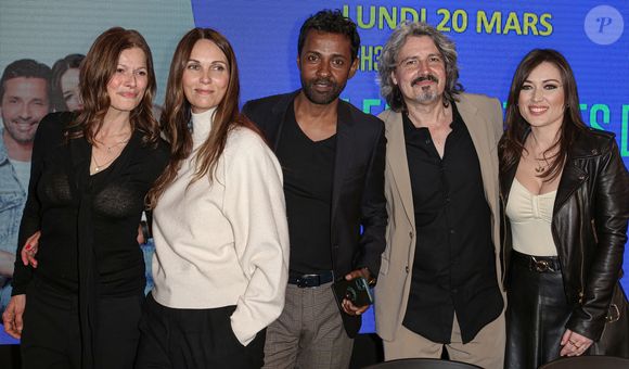 Laly Meignan , Cathy Andrieu , Lakshan Abeynayake, Philippe Vasseur et Elsa Esnoult lors d'une rencontre avec les membres de la série Les mystères de l'amour au festival Series Mania à Lille le 20 mars 2023.
© Stéphane Vansteenkiste / Bestimage
