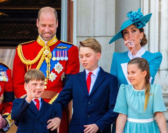 Le prince William de Galles, Catherine Princesse de Galles, le prince George, la princesse Charlotte, le prince Louis lors de leur apparition sur le balcon du palais de Buckingham pour assister au défilé aérien lors de la cérémonie Trooping the Colour 2025, marquant l'anniversaire officiel du monarque à Londres, Royaume-Uni, le 14 juin 2025. Photo by Mischa Schoemaker/ABACAPRESS.COM