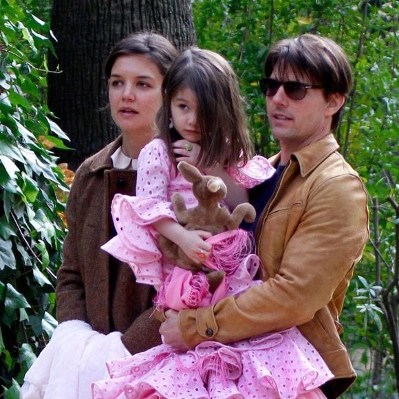 Depuis la séparation de ses parents en 2012, Katie Holmes a obtenu la garde exclusive et a élevé sa fille à l’écart de la Scientologie, religion pratiquée par Tom Cruise.

Suri, la fille de Katie Holmes et Tom Cruise, vit à New York avec sa mère depuis des années et est séparée de la star de "Mission Impossible" depuis longtemps. © Backgrid USA / Bestimage