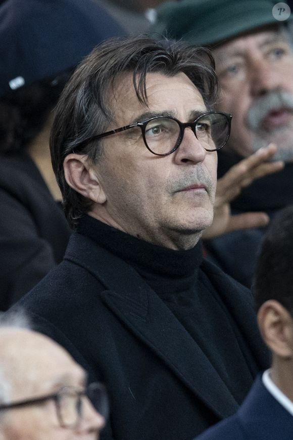 Yannick Alléno - Célébrités des les tribunes lors du match aller du quart de finale de Ligue des champions entre le PSG et Aston Villa (3-1) au Parc des Princes à Paris le 9 avril 2025. © Cyril Moreau/Bestimage