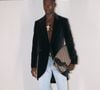 Le directeur artistique Jonathan Anderson a dévoilé une collection masculine très festive, inspirée par les nuits blanches parisiennes et l'élégance britannique.

Sadiq Adeshina - Défilé de mode Dior Homme, Collection Printemps/Été 2027 - Photocall - dans le cadre de la Fashion Week de Paris, France, le 24 Juin 2026. 

© Bertrand Rindoff / Bestimage