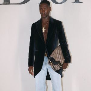 Le directeur artistique Jonathan Anderson a dévoilé une collection masculine très festive, inspirée par les nuits blanches parisiennes et l'élégance britannique.

Sadiq Adeshina - Défilé de mode Dior Homme, Collection Printemps/Été 2027 - Photocall - dans le cadre de la Fashion Week de Paris, France, le 24 Juin 2026. 

© Bertrand Rindoff / Bestimage