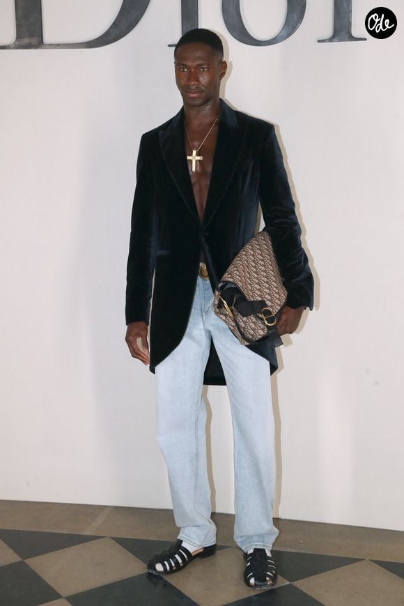 Le directeur artistique Jonathan Anderson a dévoilé une collection masculine très festive, inspirée par les nuits blanches parisiennes et l'élégance britannique.

Sadiq Adeshina - Défilé de mode Dior Homme, Collection Printemps/Été 2027 - Photocall - dans le cadre de la Fashion Week de Paris, France, le 24 Juin 2026. 

© Bertrand Rindoff / Bestimage