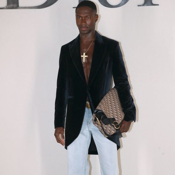 Le directeur artistique Jonathan Anderson a dévoilé une collection masculine très festive, inspirée par les nuits blanches parisiennes et l'élégance britannique.

Sadiq Adeshina - Défilé de mode Dior Homme, Collection Printemps/Été 2027 - Photocall - dans le cadre de la Fashion Week de Paris, France, le 24 Juin 2026. 

© Bertrand Rindoff / Bestimage