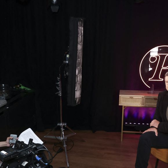 Pascal Bataille en interview pour "Purepeople", avec le format "En privé avec"