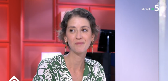 Journaliste à France Info, Clémentine Vergnaud se confie sur son cancer dans "C à vous"