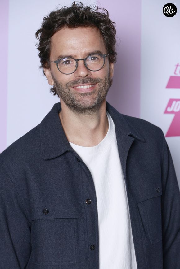 Rencontrés il y a des années en ratant le prestigieux concours du CELSA, les deux journalistes ont depuis construit une belle carrière et une famille épanouie.

Exclusif - Thomas Isle à la soirée "Télé 7 Jours Summer Party" à Paris, le 4 septembre 2025. 

Photo : Christophe Aubert / Bestimagee