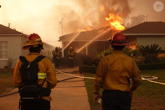 "Il s'agit des incendies les plus étendus, dévastateurs de l'histoire de la Californie", a affirmé Joe Biden.

Les pompiers tentent de contrôler les incendies de Los Angeles.