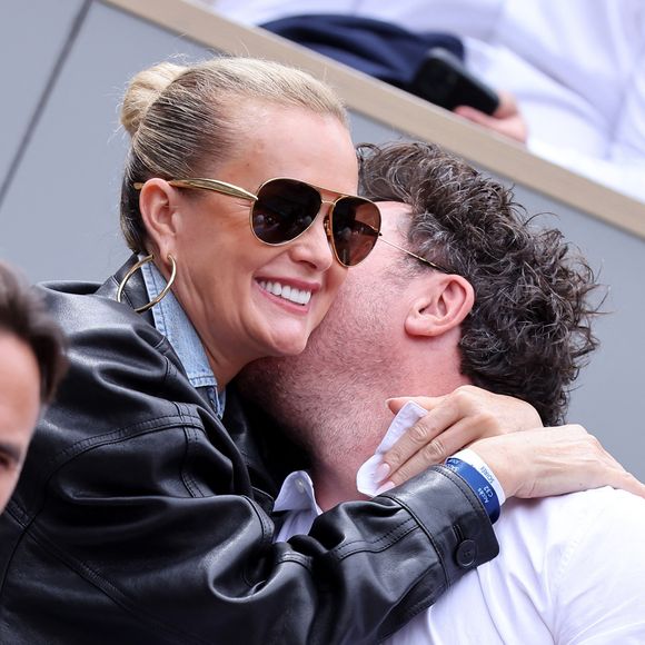 Laeticia Hallyday et son compagnon Frédéric Suant très amoureux dans les tribunes lors des Internationaux de France de Tennis de Roland Garros 2025, à Paris, France, le 26 mai 2025. © Jacovides-Moreau/Bestimage