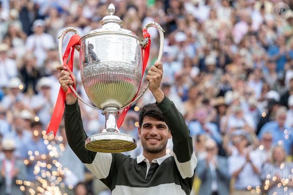 LONDRES, 23 juin 2025 - Carlos Alcaraz célèbre avec le trophée lors de la cérémonie de remise des prix de la finale du simple messieurs entre Carlos Alcaraz de l'Espagne et Jiri Lehecka de la République tchèque lors des Championnats du Queen's Club à Londres, Grande-Bretagne, le 22 juin 2025. (Photo by Stephen Chung/Xinhua/ABACAPRESS.COM
