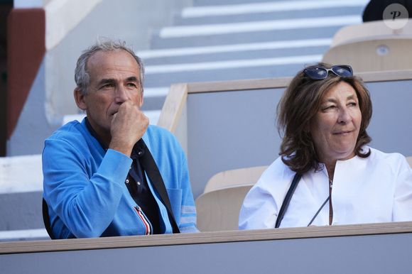 Elle est l'épouse d'Olivier Kretz, avec qui elle travaille dans leur propre agence immobilière

Olivier Kretz, Sandrine Kretz (série L'Agence sur TMC et Netflix) - Les célébrités dans les tribunes des Internationaux de France de tennis de Roland Garros 2024 à Paris le 5 juin 2024. © Jacovides-Moreau/Bestimage