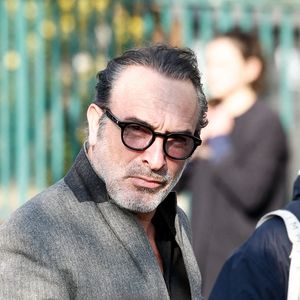 Jean Dujardin - Arrivées aux obsèques de Bruno Salomone en l'église Sainte-Anne de Polangis de Joinville-le-Pont (Val-de-Marne) le 23 mars 2026. © Cyril Moreau - Dominique Jacovides / Bestimage
