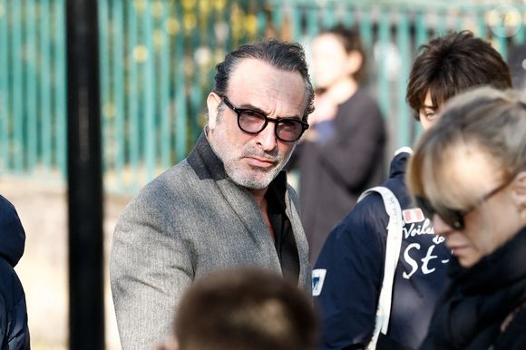 Jean Dujardin - Arrivées aux obsèques de Bruno Salomone en l'église Sainte-Anne de Polangis de Joinville-le-Pont (Val-de-Marne) le 23 mars 2026. © Cyril Moreau - Dominique Jacovides / Bestimage