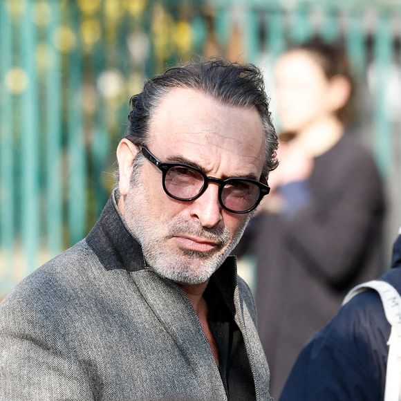 Jean Dujardin - Arrivées aux obsèques de Bruno Salomone en l'église Sainte-Anne de Polangis de Joinville-le-Pont (Val-de-Marne) le 23 mars 2026. © Cyril Moreau - Dominique Jacovides / Bestimage