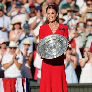 Kate Middleton, princesse de Galles, remet le trophée à la gagnante de la finale du simple dames, lors de la treizième journée du tournoi de Wimbledon 2026, à l'All England Lawn Tennis and Croquet Club, à Londres, au Royaume-Uni, le 11 juillet 2026. Photo de Stephen Lock/I-Images/ABACAPRESS.COM