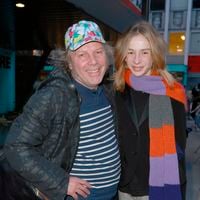 Philippe Katherine a encore fait des siennes : son fils Billy, cheveux longs et qui ressemble beaucoup à sa maman Julie Depardieu, était là