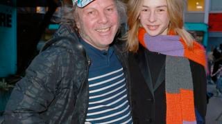 Philippe Katherine a encore fait des siennes : son fils Billy, cheveux longs et qui ressemble beaucoup à sa maman Julie Depardieu, était là