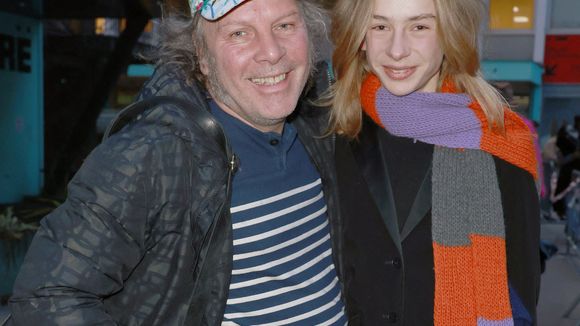 Philippe Katherine a encore fait des siennes : son fils Billy, cheveux longs et qui ressemble beaucoup à sa maman Julie Depardieu, était là