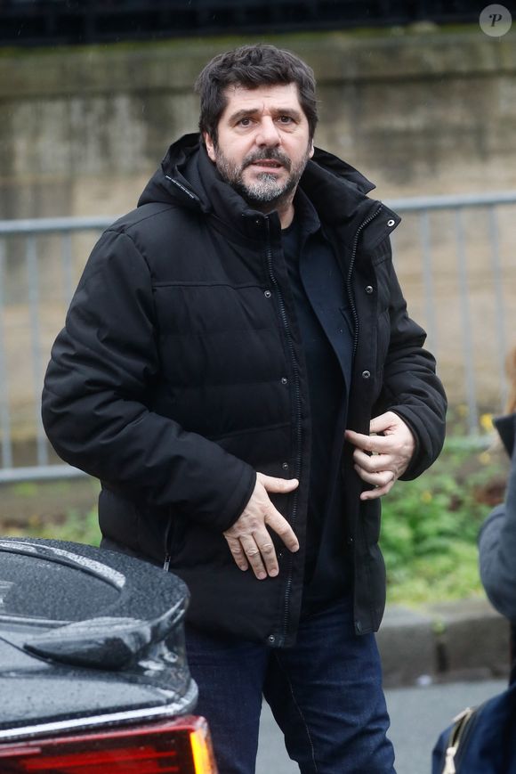 "Parce que juste avant, dans la petite rue qui arrivait sur le le parvis de la cathédrale, il y avait un pizzaïolo qui décide, 100 m avant que la voiture arrive, d'offrir une pizza au pape"

Patrick Fiori - Arrivées à l'enregistrement de l'émission "Vivement Dimanche" présentée par M. Drucker qui sera diffusée le 17 mars 2024 sur France 3, au Studio Gabriel à Paris, France, le 12 mars 2024. © Christophe Clovis / Bestimage