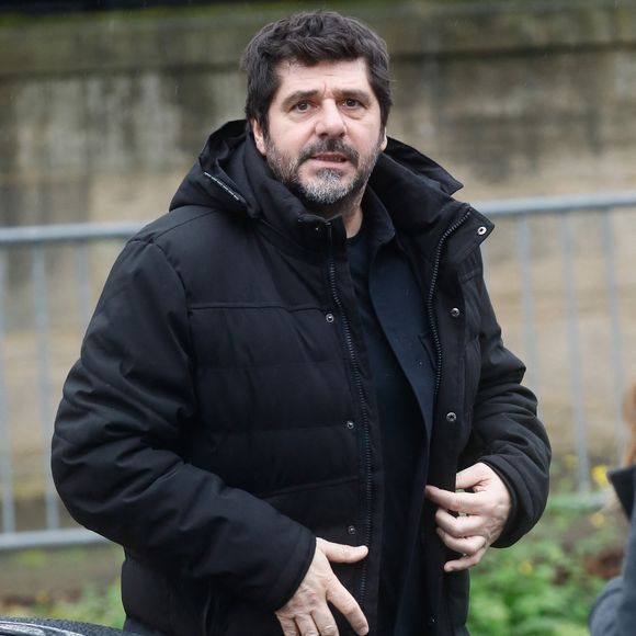 "Parce que juste avant, dans la petite rue qui arrivait sur le le parvis de la cathédrale, il y avait un pizzaïolo qui décide, 100 m avant que la voiture arrive, d'offrir une pizza au pape"

Patrick Fiori - Arrivées à l'enregistrement de l'émission "Vivement Dimanche" présentée par M. Drucker qui sera diffusée le 17 mars 2024 sur France 3, au Studio Gabriel à Paris, France, le 12 mars 2024. © Christophe Clovis / Bestimage