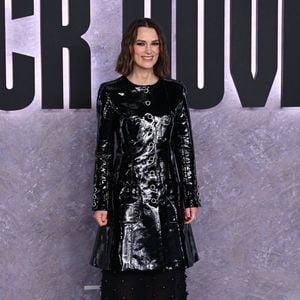 Cependant, cette scène devenue mythique au fil d'années fut difficile à tourner pour Keira Knightley. 

Keira Knightley assiste à la première de la saison 1 de Black Doves au BFI Southbank de Londres, Royaume Uni, le 3 décembre 2024. © Justin Goff/GoffPhotos/Bestimage